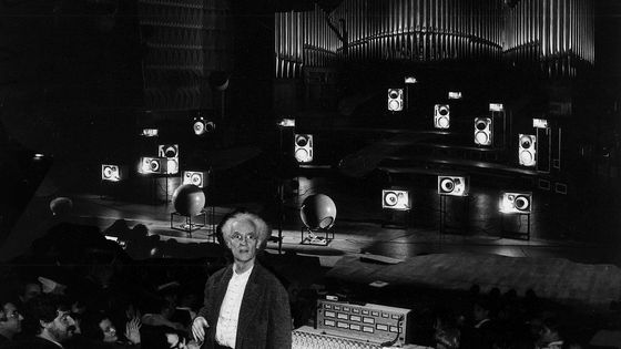 François Bayle et son acousmonium, studio 104, Maison de la Radio, Paris.