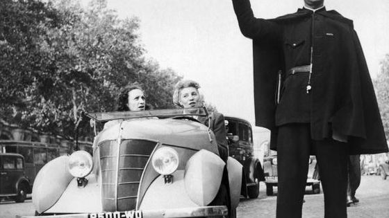 Renée Lebas, au volant de "Baby", la plus petite voiture de France, Paris, 23 octobre 1947 ©Getty - Keystone-France/Gamma-Keystone