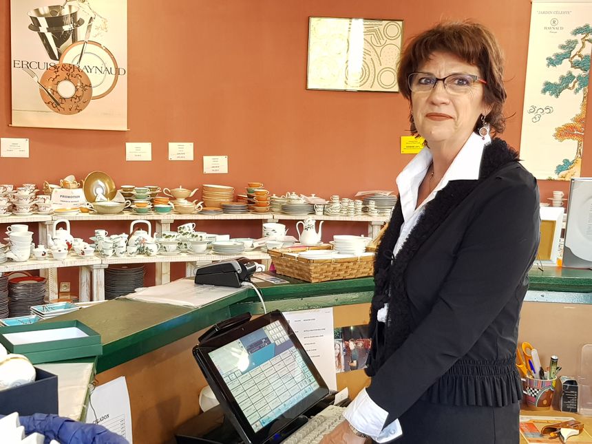 Christiane sur la photo (40 ans de maison) et Sylvie sont des visages connus du magasin d'usine Raynaud à Limoges