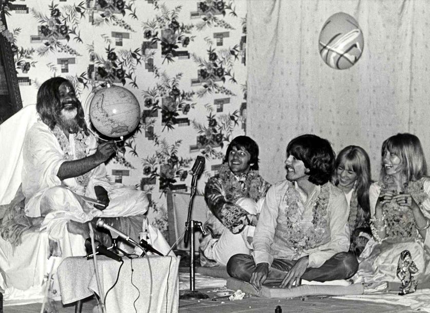Séance inspiration en Inde avec le yogi Maharishi Mahesh pour les Beatles (sur la photo: Ringo Starr et Georges Harrison) en 68
