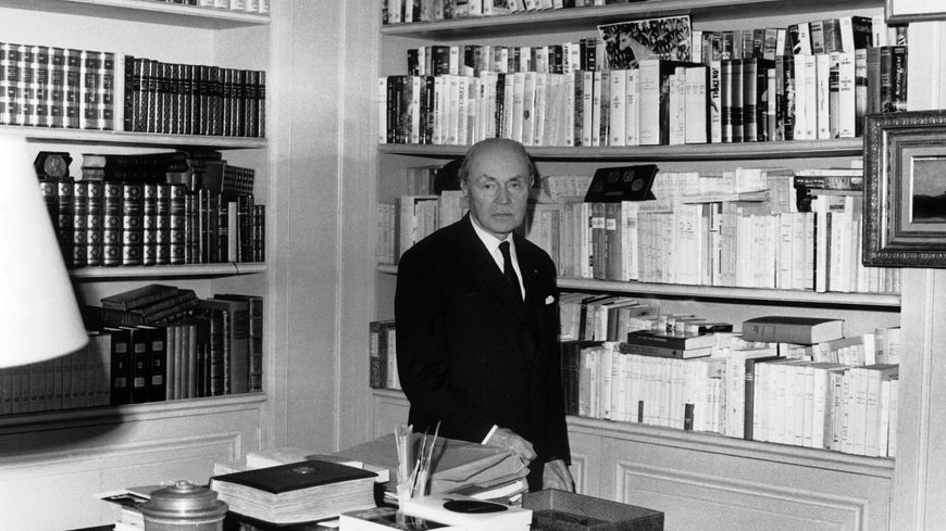 Maurice Genevoix à son bureau de l'Académie française en 1968.