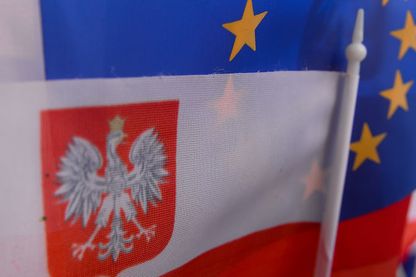 Drapeaux de l'Union Européenne et de Pologne mêlés Drapeaux de l'Union Européenne et de Pologne mêlés