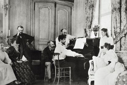 Claude Debussy, au piano, en famille, dans la maison de Luzancy en 1893 Claude Debussy, au piano, en famille, dans la maison de Luzancy en 1893