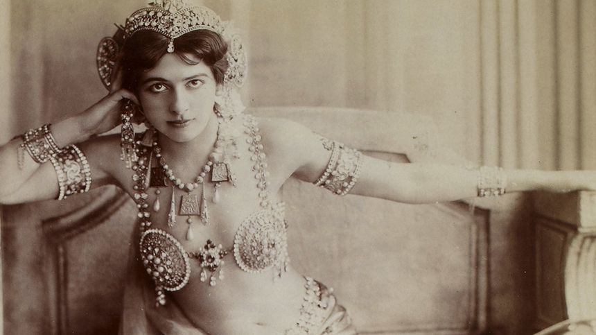 Mata Hari, égérie de la Belle Epoque qui s'est fait connaitre pour ses numéros de "danse orientale" et effeuillage.