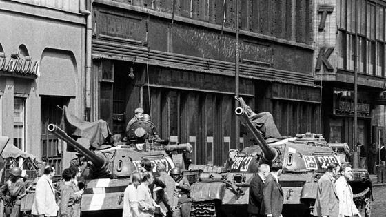Le 21 août 1968 les chars soviétiques enterraient le Printemps de Prague ©AFP - UPI