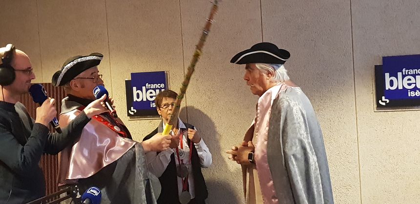 Serge est adoubé par le Grand Maître de la Confrérie