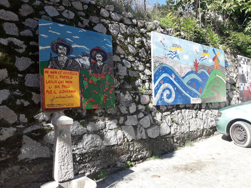 Peintures affichées dans les rues de Riace, Calabre, Italie.