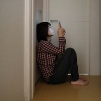 Au Japon le phénomène des "hikikomoris" touche de plus en plus de jeunes : ils vivent chez leurs parents, reclus dans leur chambre en n'en sortant plus jamais.