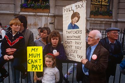 Manifestation contre la politique de Poll Tax de Margaret Thatcher, le 31 mars 1990 à Trafalgar Square à Londres. Manifestation contre la politique de Poll Tax de Margaret Thatcher, le 31 mars 1990 à Trafalgar Square à Londres.