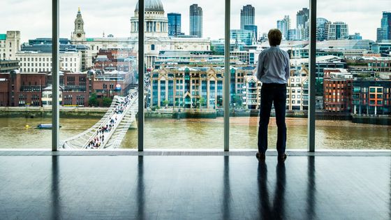 Un homme d'affaires domine Londres du regard ©Getty - coldsnowstorm