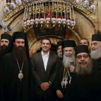 Les quelques 10 000 popes qui forment le clergé, les évêques et archevêques qui vont avec, ne seront plus désormais des fonctionnaires de l’Etat. Le 1er ministre Alexis Tsipras est ici au centre