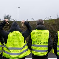 Ces manifestants bretons décrivent la France comme une société divisée entre les riches et les pauvres. "Champion du monde de la colère", revendique l'un d'eux, le 17 novembre 2018 à Rennes (Ille-et-Vilaine).