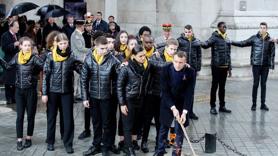 Emmanuel Macron rallume la flamme du Soldat inconnu sous l'Arc de Triomphe ©AFP - Francois Mori / POOL