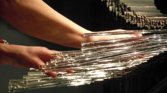 Catherine Brisset jouant du cristal Baschet