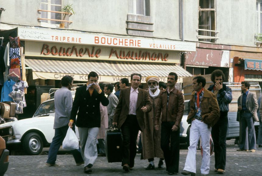 Des hommes dans le quartier de Barbès, circa 1980 à Paris, France.
