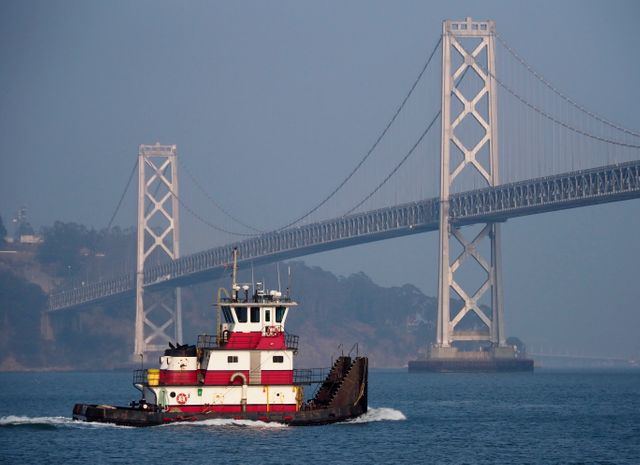 Californie : le Bay bridge reliant San Francisco à Oakland pris dans un nuage de pollution