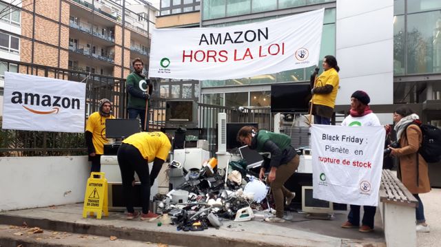 Manifestation anti Black Friday organisée par les Amis de la Terre devant Amazon à Paris