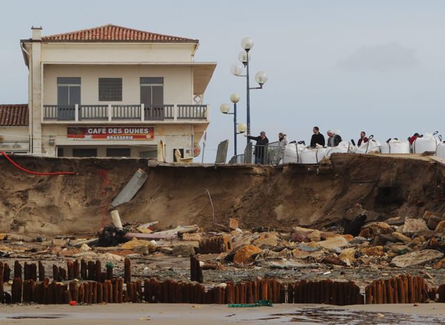 L'érosion de la côte Atlantique, ici à Lacanau (Gironde), en 2014.