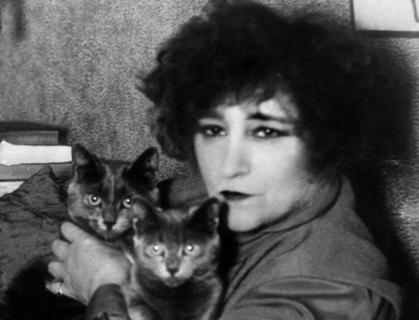 L'écrivain Colette (28 janvier 1873 – 3 août 1954) avec ses deux chats en 1937 à Paris dans son appartement du Palais-Royal.