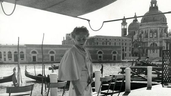 Misia Sert, with her dog at a cafe in Venice. ©Getty - Horst P. Horst/Conde Nast