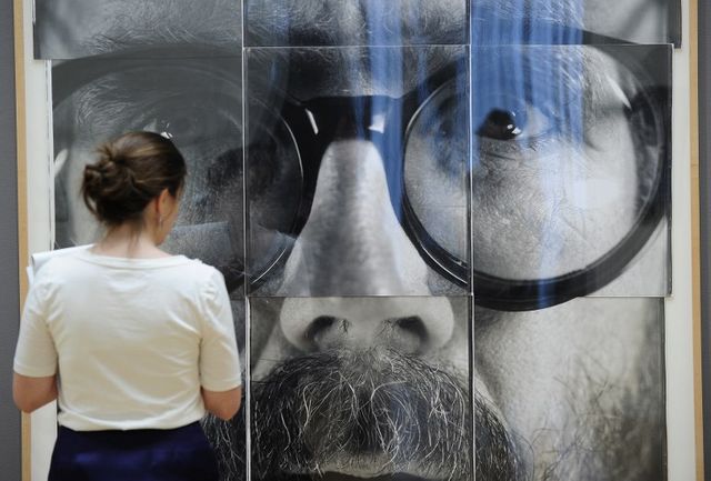 Un portrait Polaroïd grand format de Chuck Close, ici en 2010