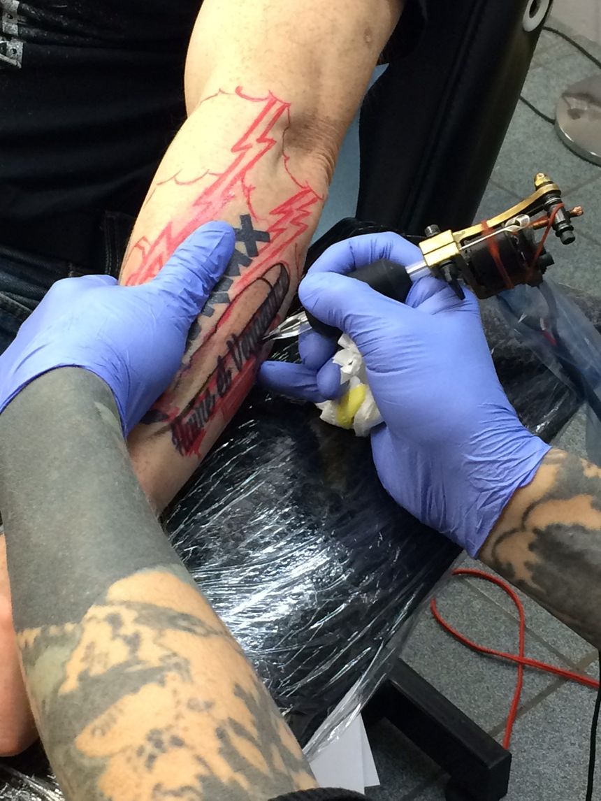 Phil en plein travail dans son salon de tatouage à Saint Etienne