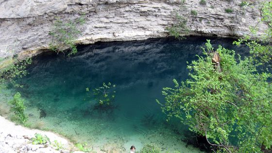 La fontaine de Vaucluse, source de la Sorgue, est la plus importante de France métropolitaine, Vaucluse. ©Radio France - Catherine Grain