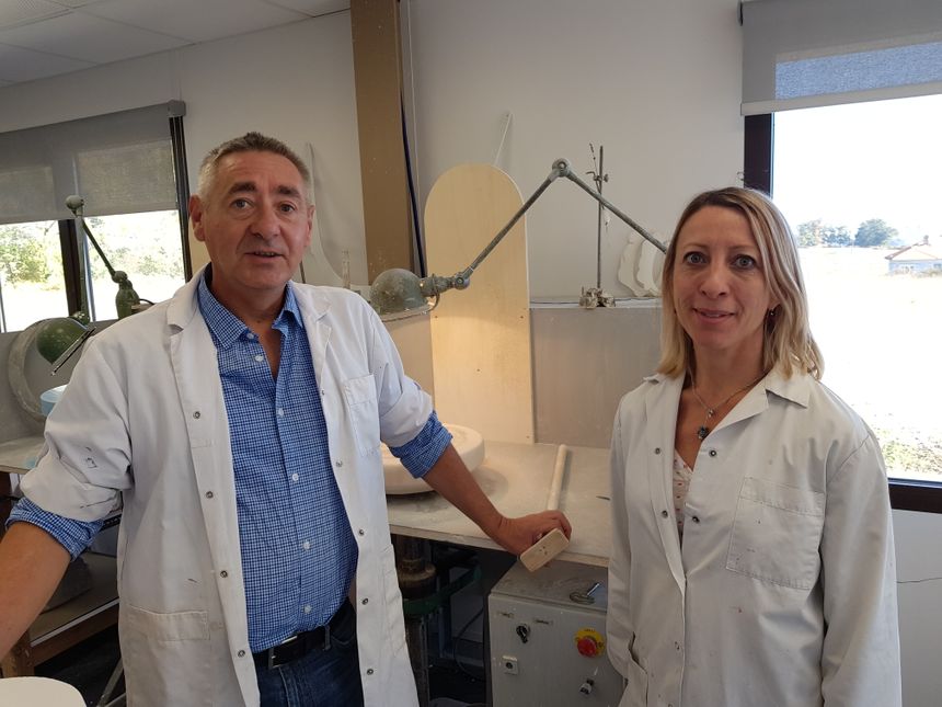 Guy Ménard, responsable du modelage, secondé par Agnès Réjasse. Un regard masculin et féminin indispensables à la création