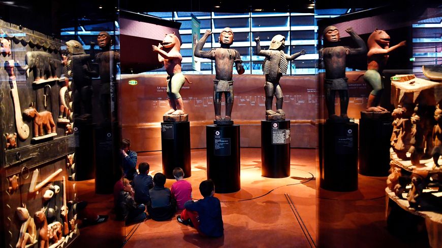 Le Bénin est aujourd'hui en pointe dans les demandes de restitution d'oeuvres d'art. Ici, au musée du quai Branly, des statues royales du Dahomey de la fin du XIXe siècle concernées