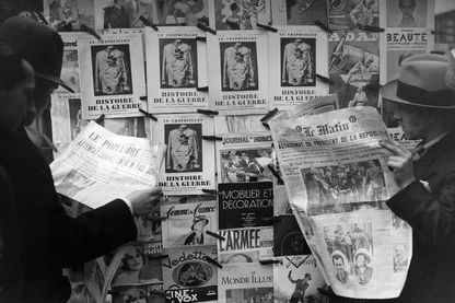 Kiosque à journaux de 1932, présentant déjà tout l'éventail de la presse moderne : journaux à forte titraille et photographies, et magazines de presse. Kiosque à journaux de 1932, présentant déjà tout l'éventail de la presse moderne : journaux à forte titraille et photographies, et magazines de presse.