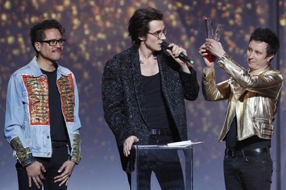 Le trio de rock français Radio Elvis, récompensé du prix "Album Révélation" aux Victoires de la Musique 2017 (Le Zénith, Paris, 10 février 2017). Le trio de rock français Radio Elvis, récompensé du prix "Album Révélation" aux Victoires de la Musique 2017 (Le Zénith, Paris, 10 février 2017).