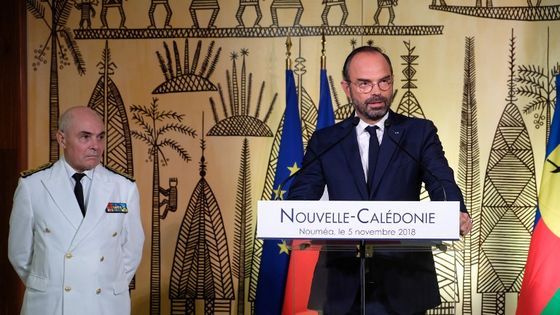Le premier ministre fançais Edouard Philippe, accompagné du Haut Commissaire Thierry Lataste, célèbre la victoire ce lundi matin à Noumea ©AFP - THEO ROUBY