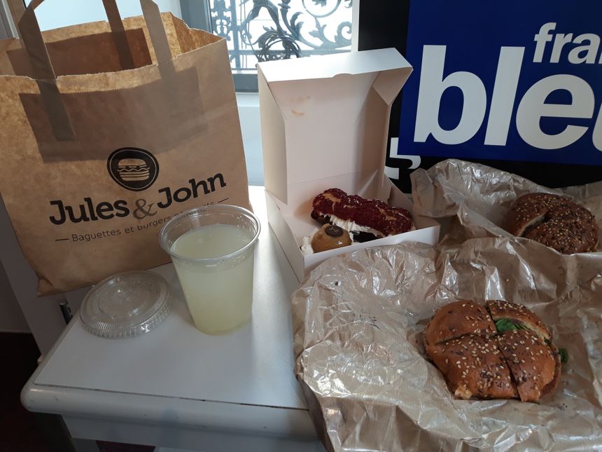 Burgers,pâtisseries et citronnade