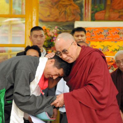 Lobsang Sangay avec le Dalaï-lama qui l'a désigné Premier ministre du gouvernement tibétain en exil (août 2011).
