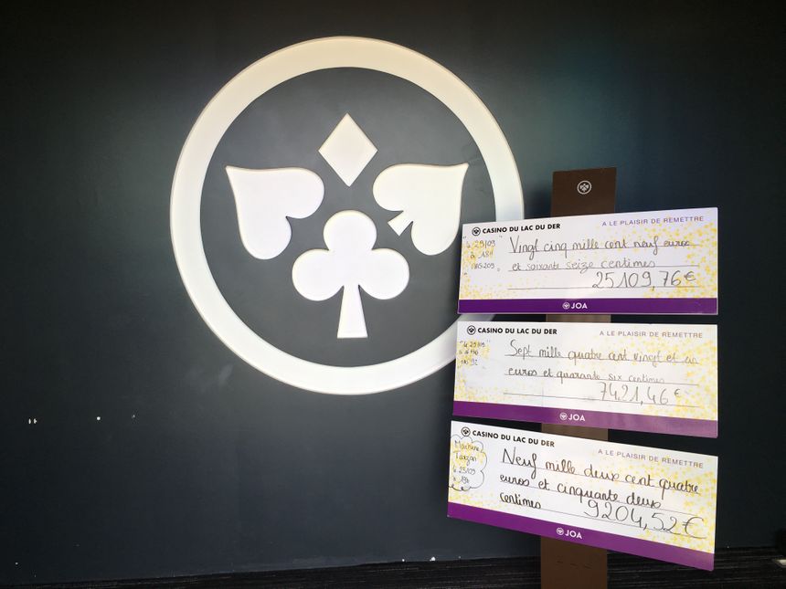 Les faux chèques représentants les vraies sommes gagnées à l'entrée du casino. La date et l'heure du gain, ainsi que le numéro de la généreuse machine sont mentionnés.