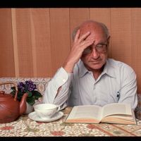 L'économiste Milton Friedman en pleine lecture.
