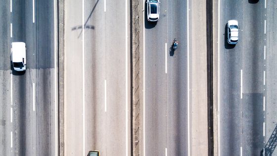 Vue aérienne de véhicules sur une autoroute à quatre voies au Brésil ©Getty