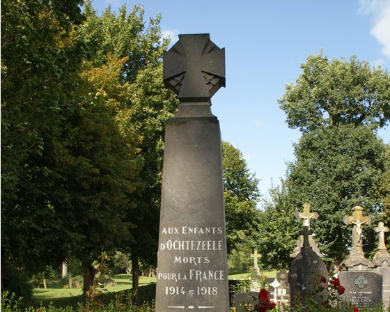 La croix du monuments aux morts d'Ochtezeele