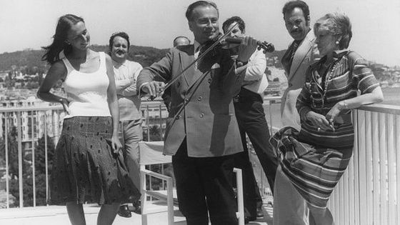 Polish-Mexican violinist Henryk Szeryng (1918 - 1988) plays for friends on the terrace of his room at the Hotel Meridien in Nice, France, 3rd July 1975. He is on his way to the Menton Festival. ©Getty - Keystone/Hulton Archive