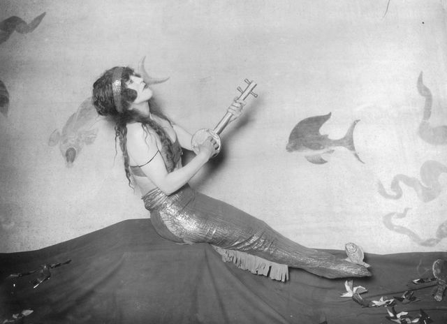 La nageuse et actrice australienne, Annette Kellerman (1886-1975) : la véritable toute première "sirène" d'Hollywood. Elle tourna dans plusieurs films muets aquatiques entre 1909 et 1924