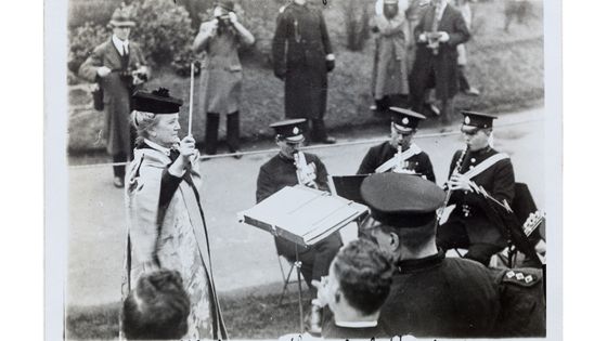 " Pour l'inauguration de la statue de Mrs Emmeline Pankhurst, féministe en vue, la musique de la police métropolitaine féminine de Londres, donna un concert. Miss Ethel Smith chef d'orchestre bat la mesure... " 1930 - Ville de Paris / BMD / Roger-Viollet