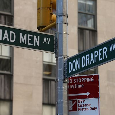 Plaques de rues installées en 2015, à l'occasion de l'inauguration du banc à l’effigie du personnage de Don Draper, au 1271 Avenue of the Americas, Manhattan à New York