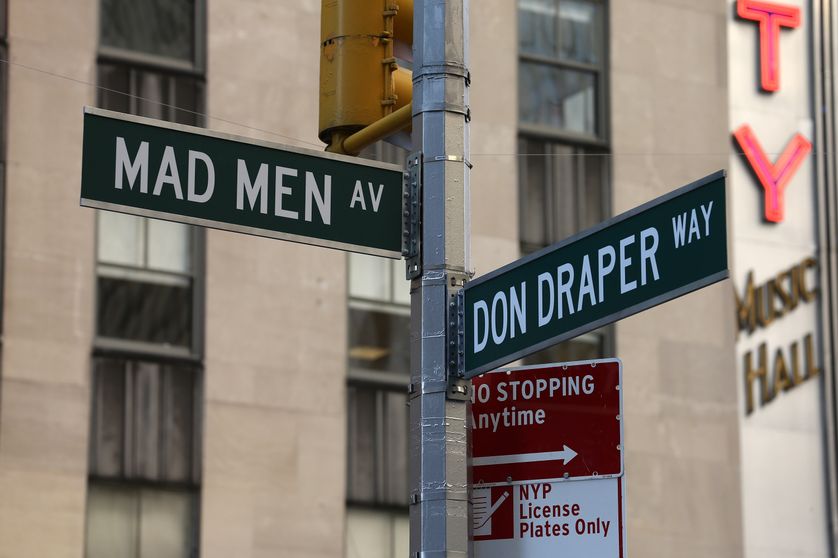 Plaques de rues installées en 2015, à l'occasion de l'inauguration du banc à l’effigie du personnage de Don Draper, au 1271 Avenue of the Americas, Manhattan à New York