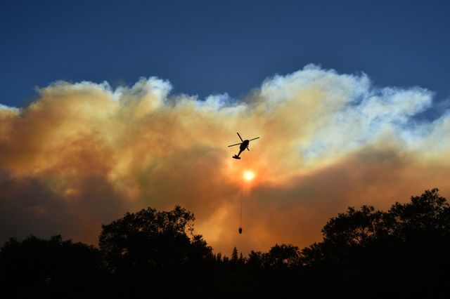 Les secours luttent sans relâche contre les incendies, notamment près de Paradise.