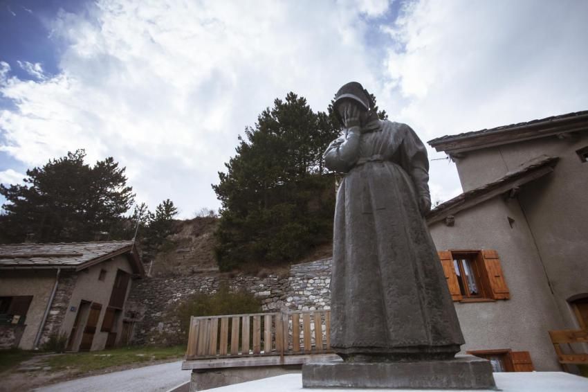 Une femme en deuil représentée sur le monument aux morts de Termignon (Savoie)