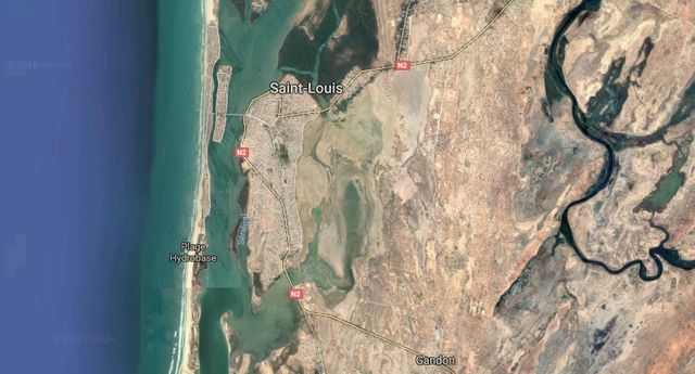Saint-Louis, dont la vieille ville est coincée sur une fine bande de terre.
