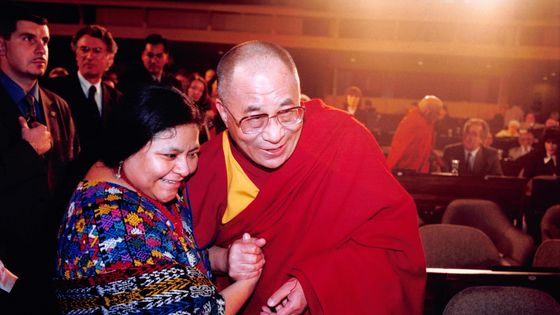 Les Prix Nobel de la Paix, Dalaï-lama (1989) et Rigoberta Menchu (1992), assistent à la cérémonie du 50ème anniversaire de la Déclaration universelle des Droits de l'Homme à la maison de l'Unesco le 8 décembre 1998 à Paris, France. ©Getty - Jean-Pierre Rey