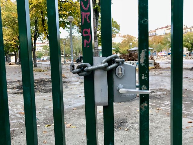 Chantier de rénovation de la Plaine à Marseille où des arbres sont coupés.