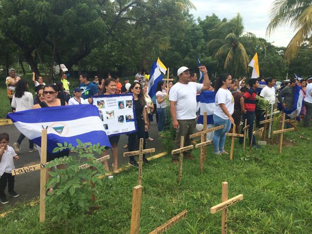 Les opposants plantent des croix dans le jardin de la cathédrale de Managua, en hommage aux personnes tuées lors des manifestations