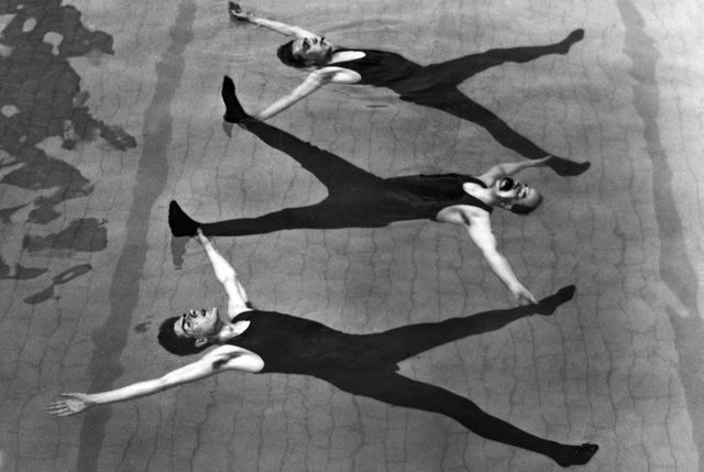 Figure de natation synchronisée, réalisée par l'équipe masculine The Austin Group, lors d'une représentation de natation artistique en 1911. Photographie de Chas. J. L. Clarke, publiée dans le journal Berliner Illustrirte Zeitung.